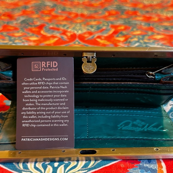 Patricia Nash Green Leather Embossed Wallet - Picture 2 of 4